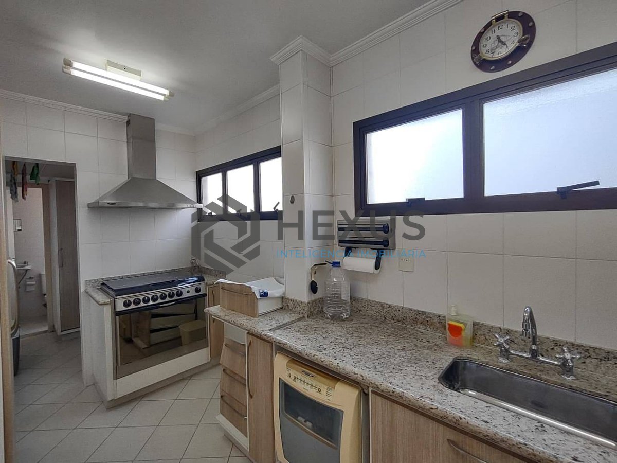 Foto 18 de Apartamento com varanda e lazer na Praia da Enseada, Guaruja