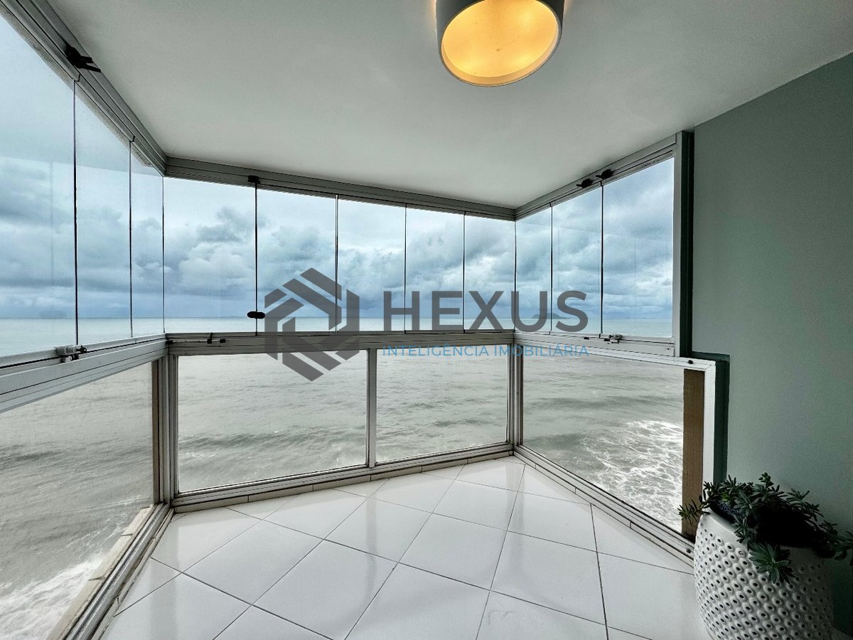 Foto 2 de Apartamento frente mar reformado com varanda na Praia das Pitangueiras, Guaruja