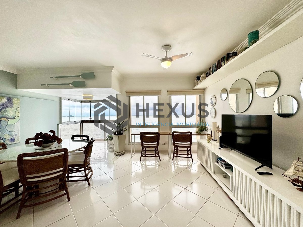 Foto 12 de Apartamento frente mar reformado com varanda na Praia das Pitangueiras, Guaruja