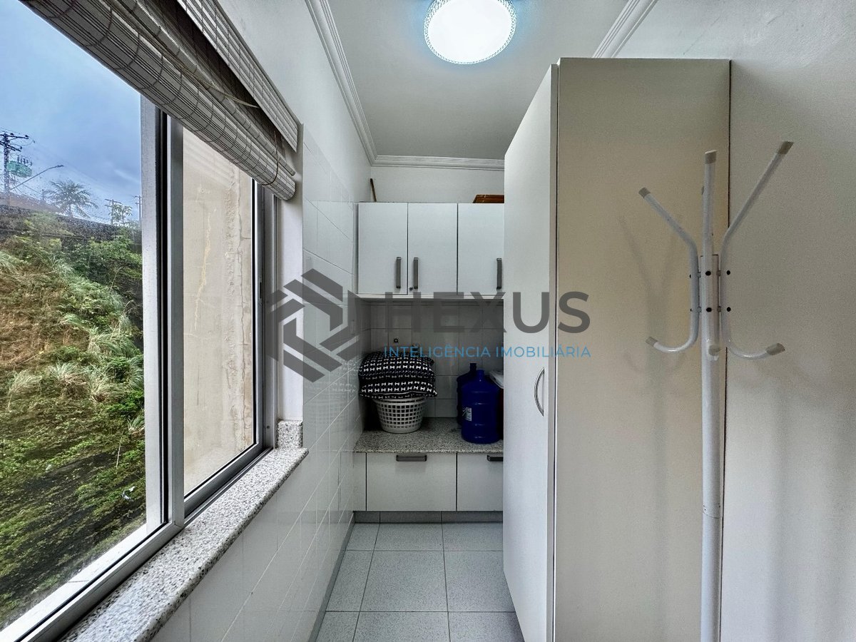 Foto 19 de Apartamento frente mar reformado com varanda na Praia das Pitangueiras, Guaruja