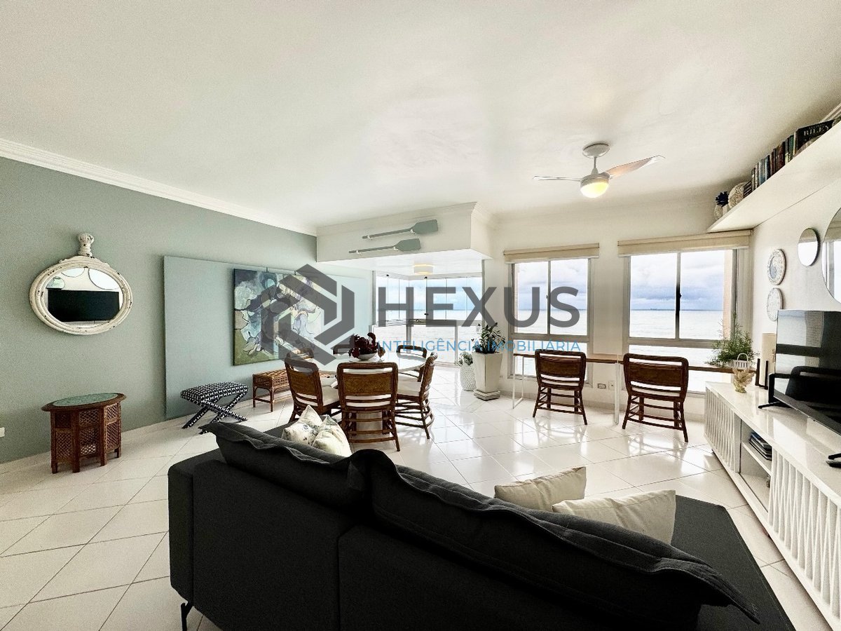 Foto 4 de Apartamento frente mar reformado com varanda na Praia das Pitangueiras, Guaruja