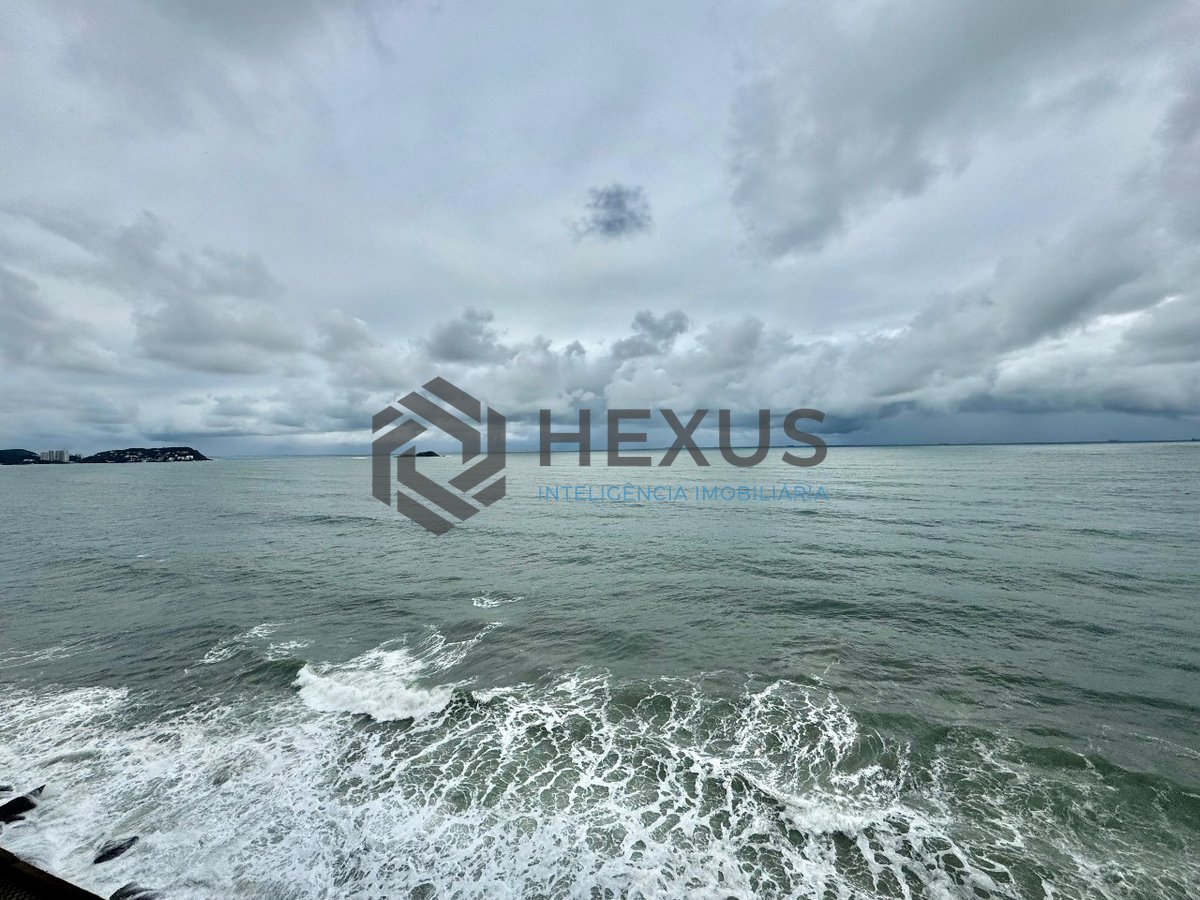 Foto 6 de Apartamento frente mar reformado com varanda na Praia das Pitangueiras, Guaruja