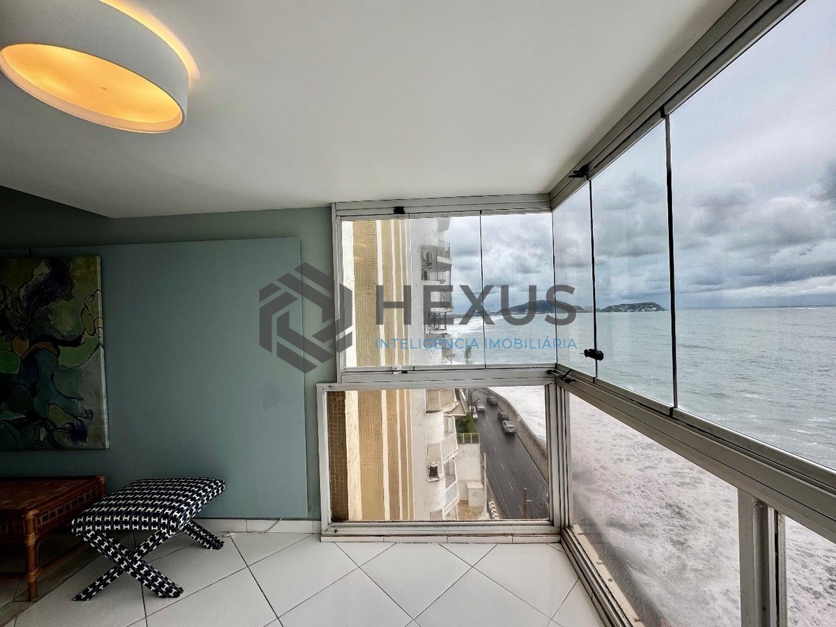 Foto 7 de Apartamento frente mar reformado com varanda na Praia das Pitangueiras, Guaruja