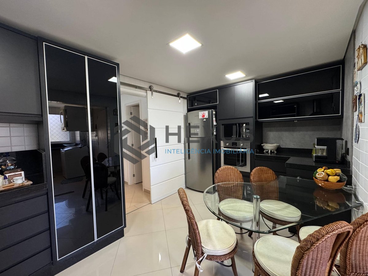 Foto 31 de Apartamento reformado frente mar com varanda gourmet e lazer completo na Praia das Pitangueiras, Guaruja