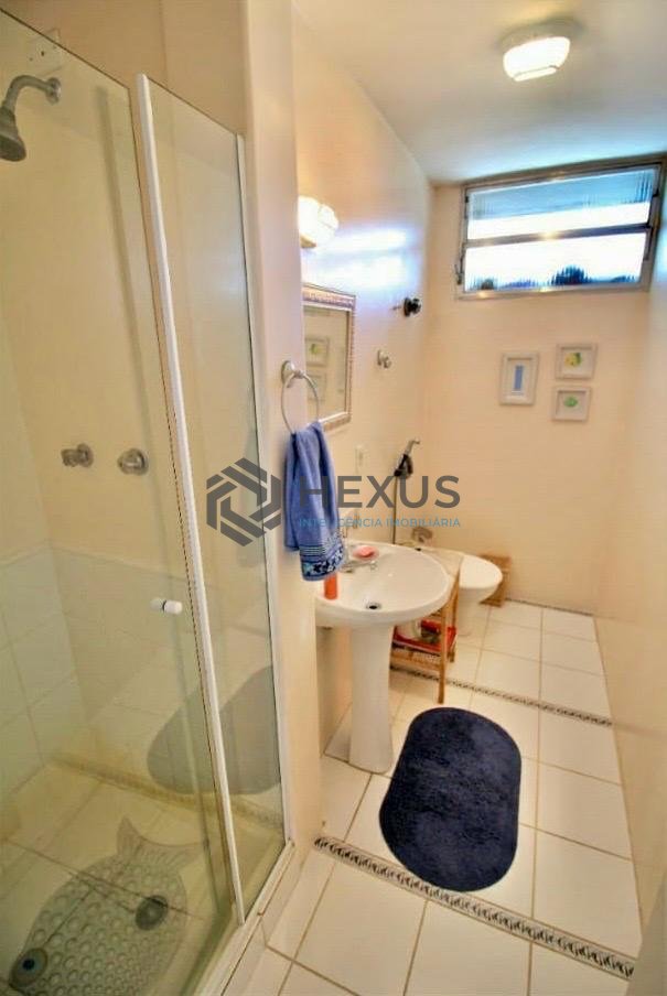 Foto 10 de Apartamento frente mar reformado com varanda vista mar na Praia das Pitangueiras, Guaruja