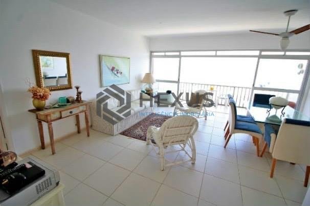 Foto 3 de Apartamento frente mar reformado com varanda vista mar na Praia das Pitangueiras, Guaruja