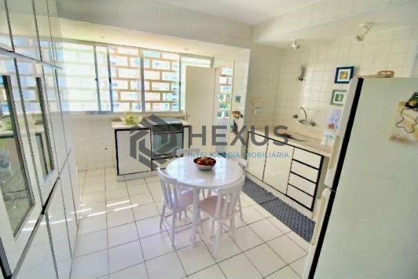 Foto 5 de Apartamento frente mar reformado com varanda vista mar na Praia das Pitangueiras, Guaruja