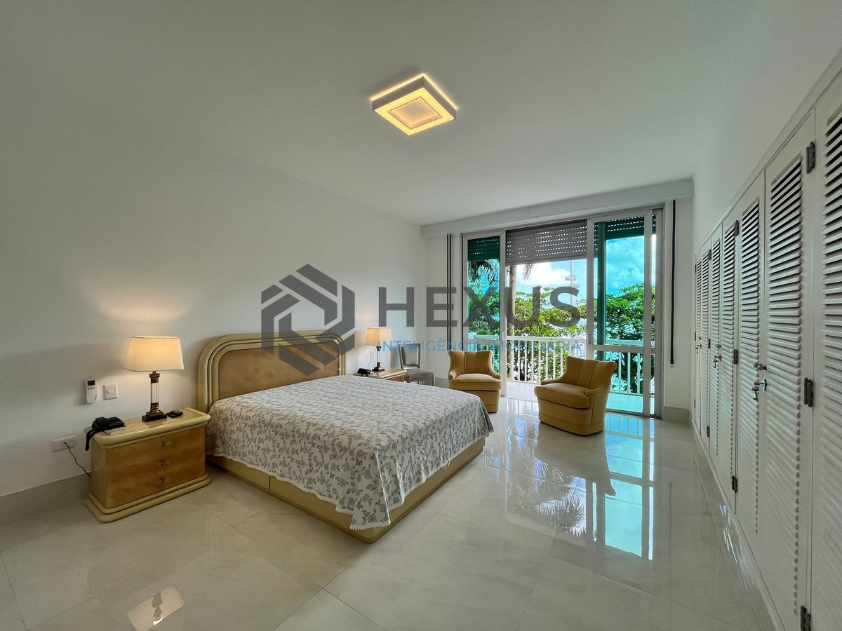 Foto 17 de Apartamento frente mar com varanda na Praia das Pitangueiras, Guaruja
