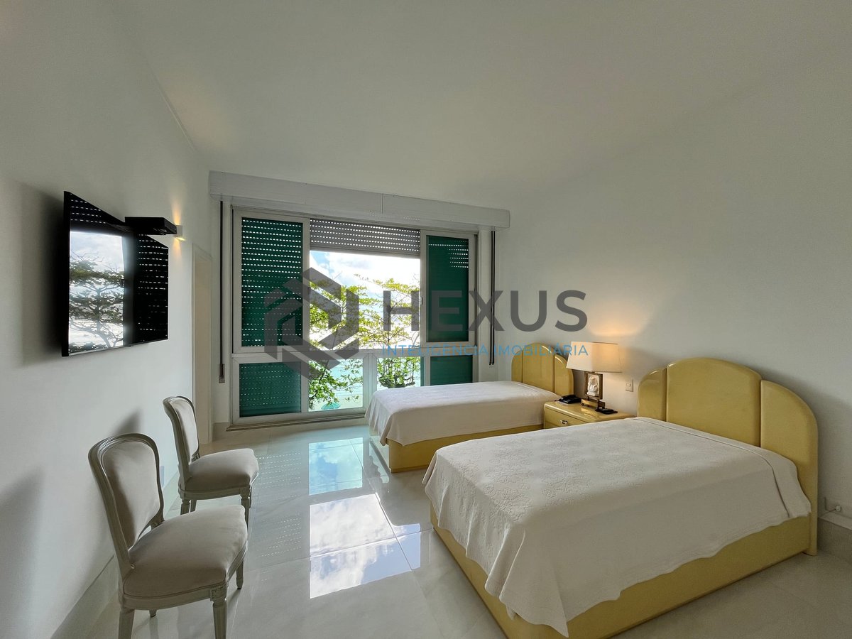 Foto 33 de Apartamento frente mar com varanda na Praia das Pitangueiras, Guaruja