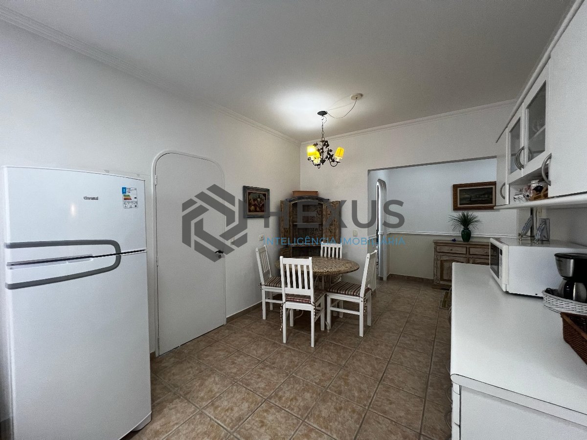 Foto 16 de Apartamento frente mar com varanda e vista mar na Praia das Pitangueiras, Guaruja