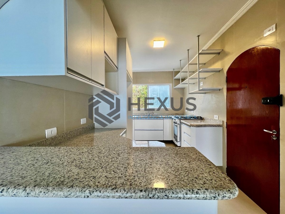 Foto 28 de Apartamento frente mar reformado com varanda na Praia das Pitangueiras, Guaruja