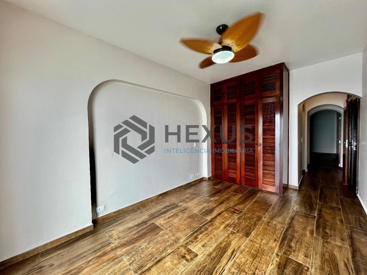 Foto 9 de Apartamento frente mar reformado com varanda na Praia das Pitangueiras, Guaruja