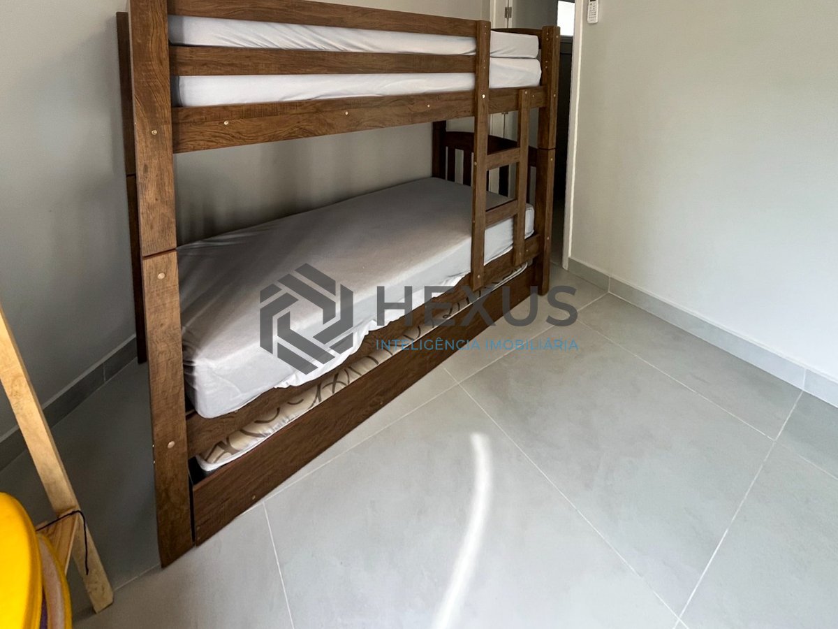 Foto 11 de Apartamento reformado com varanda na quadra mar da Praia das Pitangueiras, Guaruja