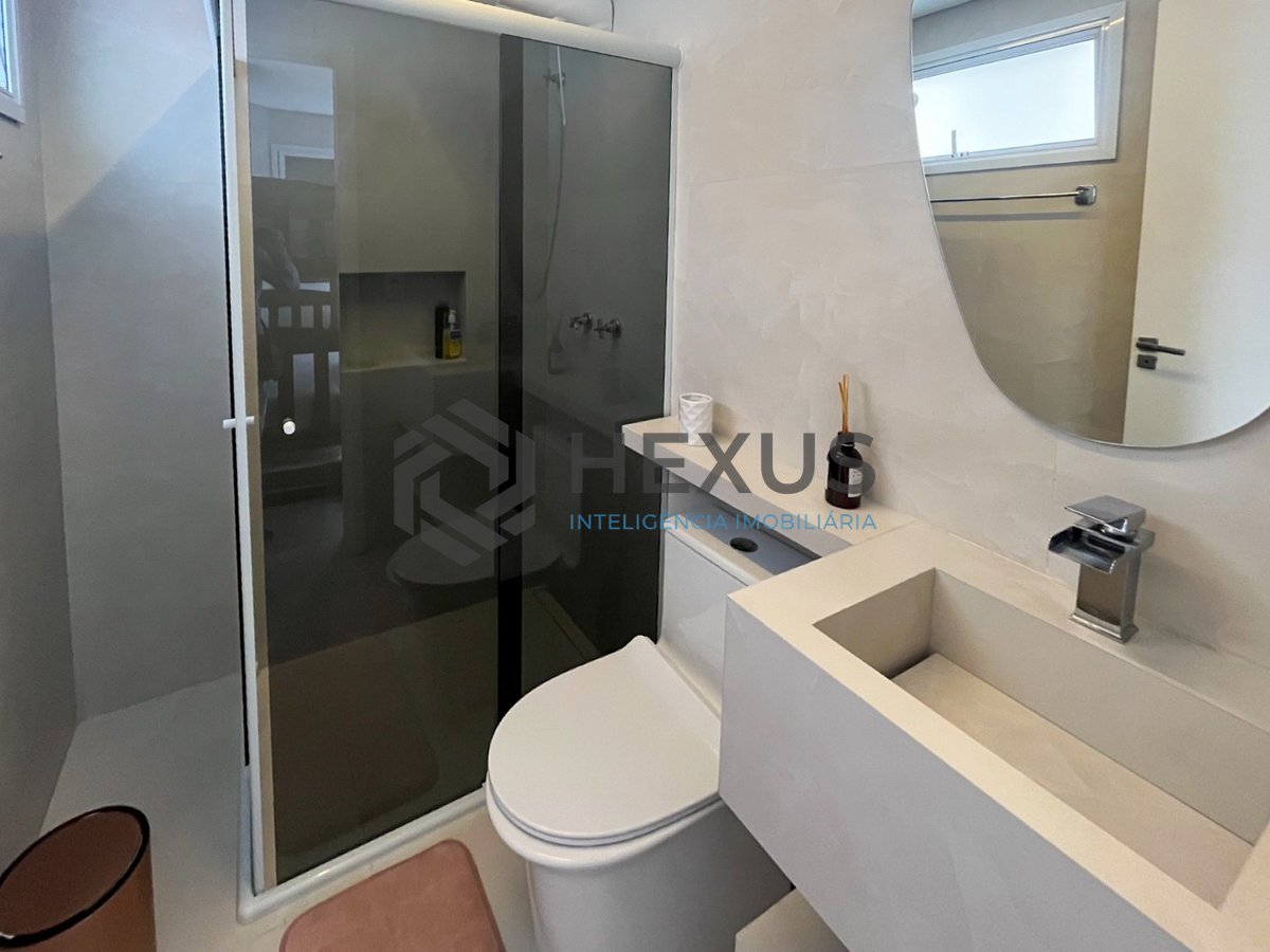 Foto 12 de Apartamento reformado com varanda na quadra mar da Praia das Pitangueiras, Guaruja