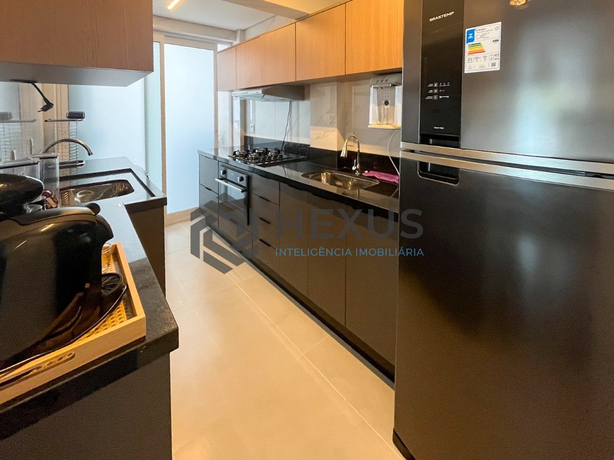 Foto 13 de Apartamento reformado com varanda na quadra mar da Praia das Pitangueiras, Guaruja