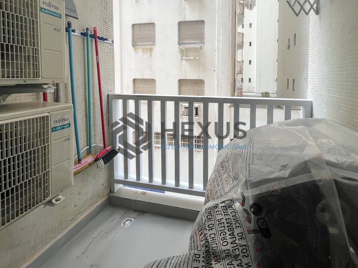 Foto 17 de Apartamento reformado com varanda na quadra mar da Praia das Pitangueiras, Guaruja