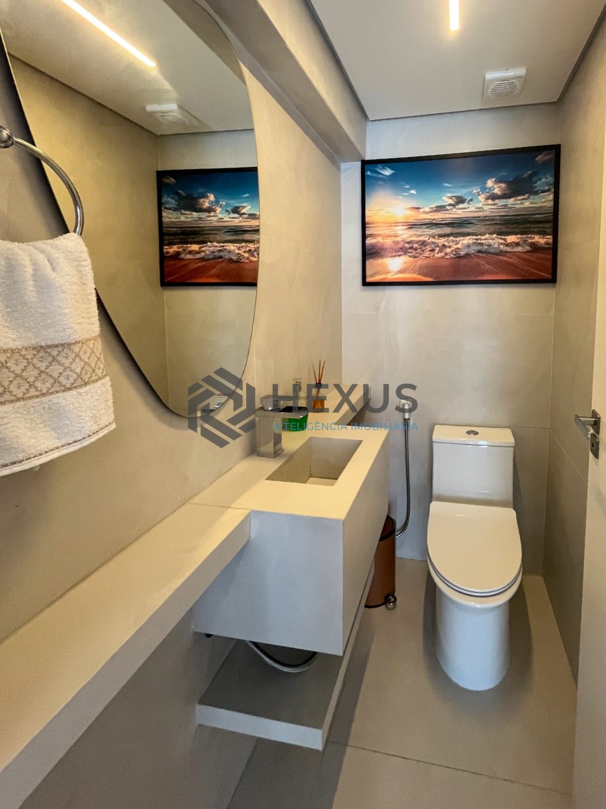 Foto 6 de Apartamento reformado com varanda na quadra mar da Praia das Pitangueiras, Guaruja