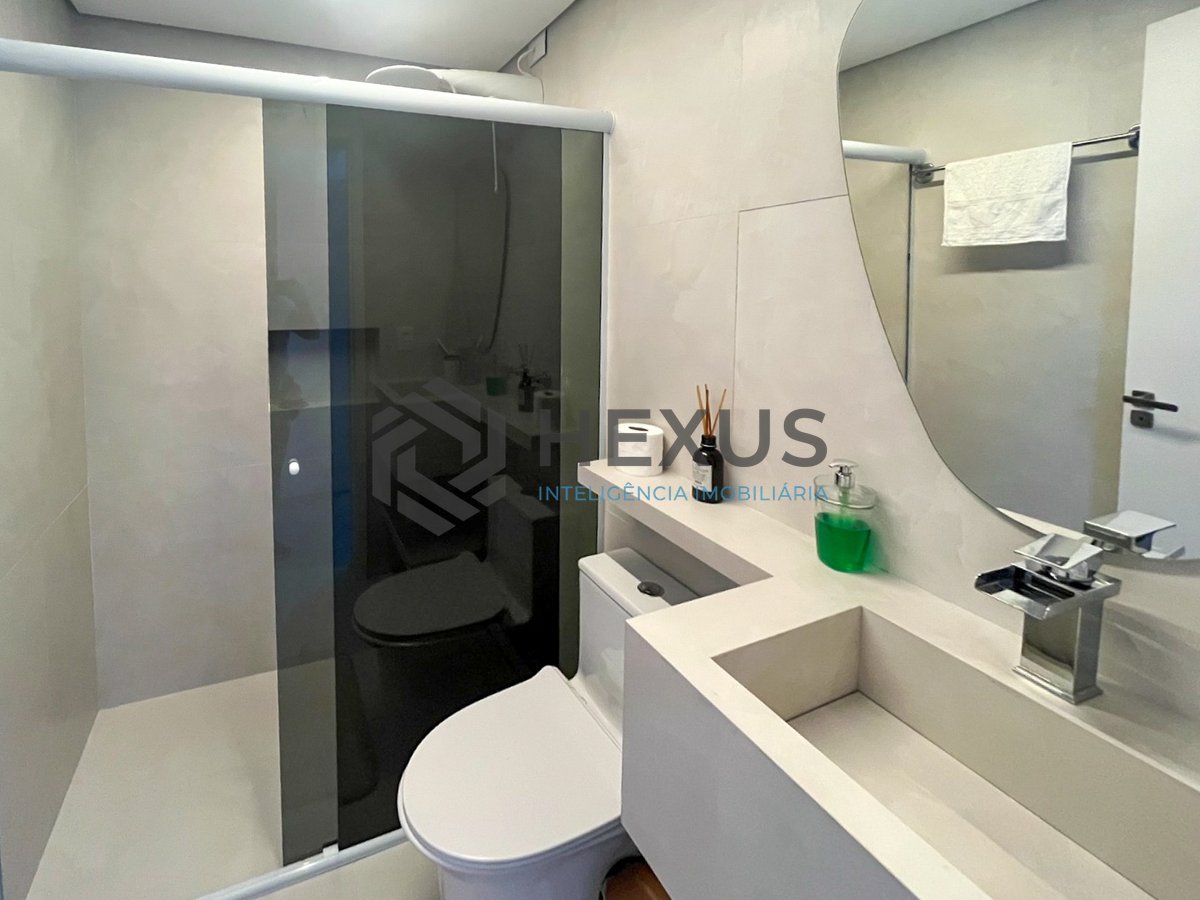 Foto 9 de Apartamento reformado com varanda na quadra mar da Praia das Pitangueiras, Guaruja
