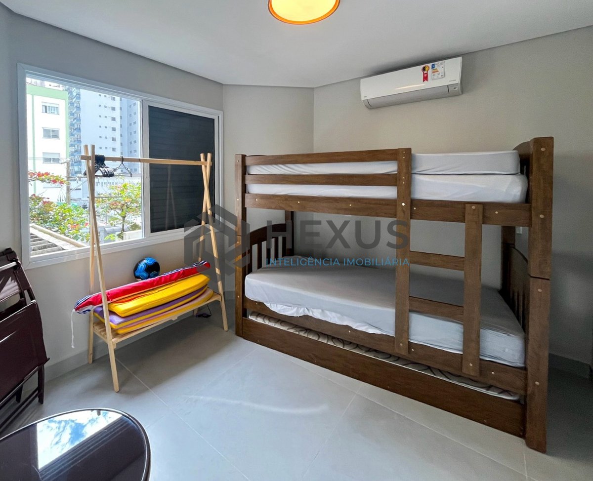 Foto 10 de Apartamento reformado com varanda na quadra mar da Praia das Pitangueiras, Guaruja