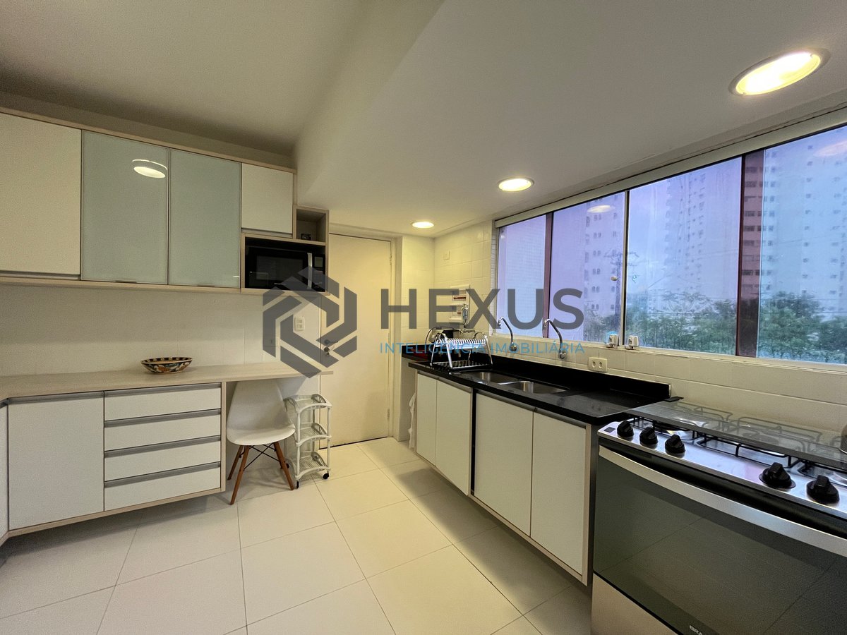 Foto 17 de Apartamento reformado frente mar com varanda na Praia das Pitangueiras, Guaruja
