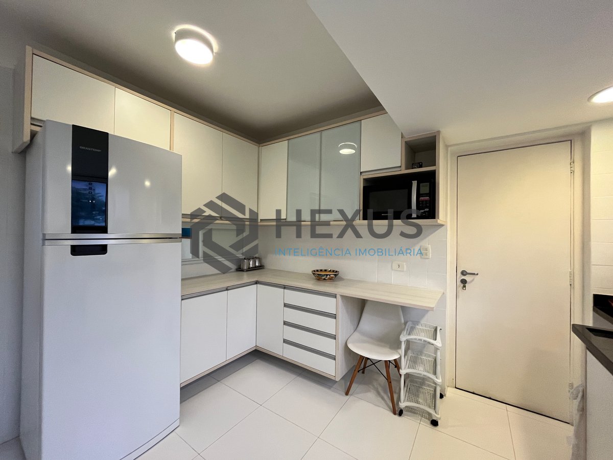 Foto 18 de Apartamento reformado frente mar com varanda na Praia das Pitangueiras, Guaruja