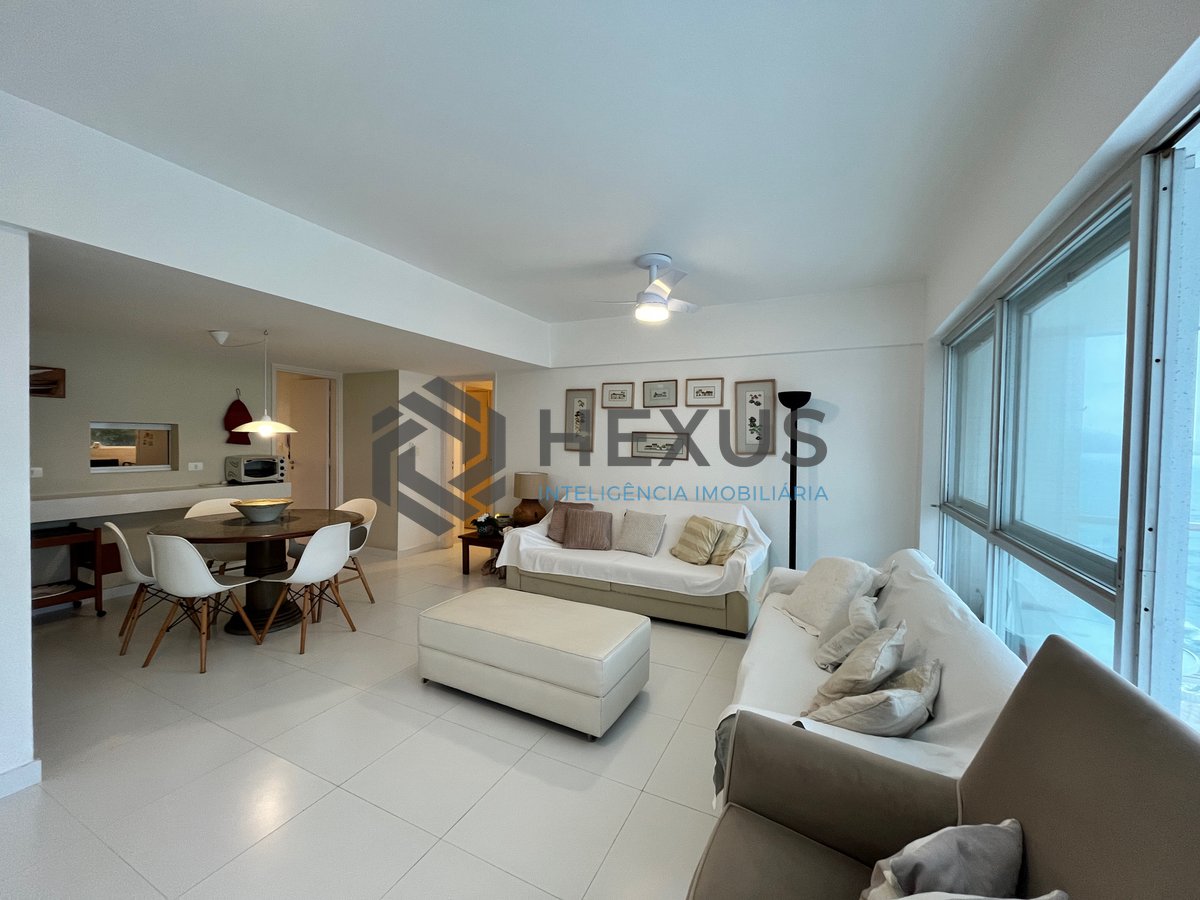 Foto 4 de Apartamento reformado frente mar com varanda na Praia das Pitangueiras, Guaruja
