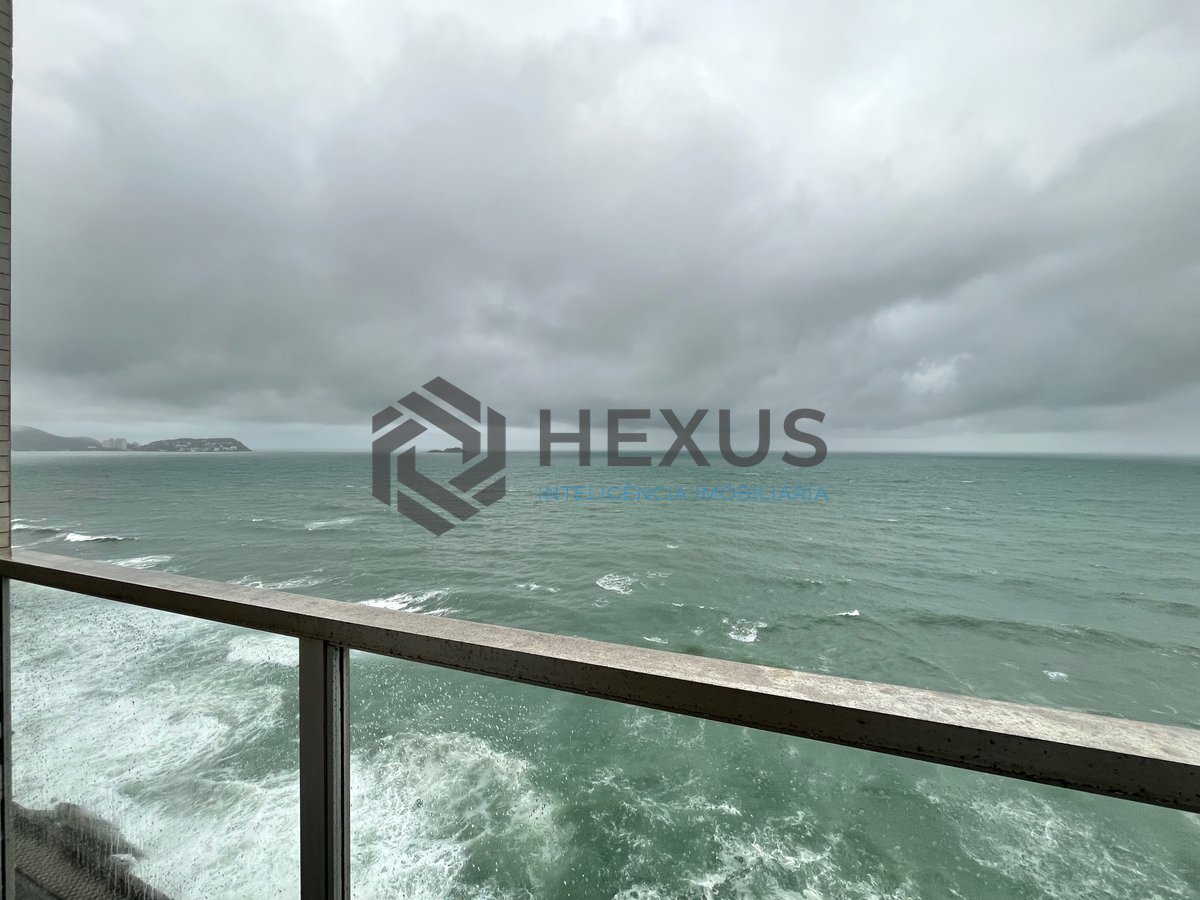 Foto 8 de Apartamento reformado frente mar com varanda na Praia das Pitangueiras, Guaruja