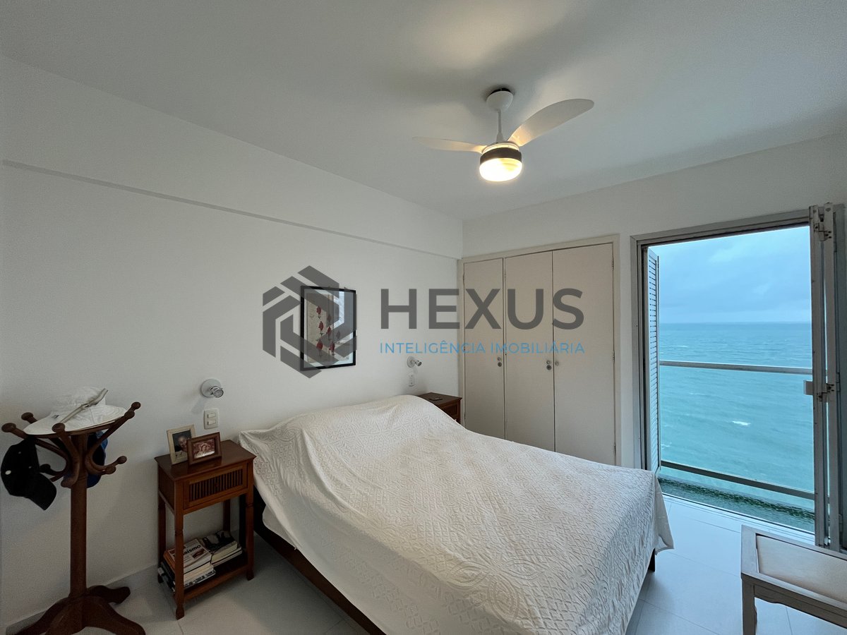 Foto 9 de Apartamento reformado frente mar com varanda na Praia das Pitangueiras, Guaruja