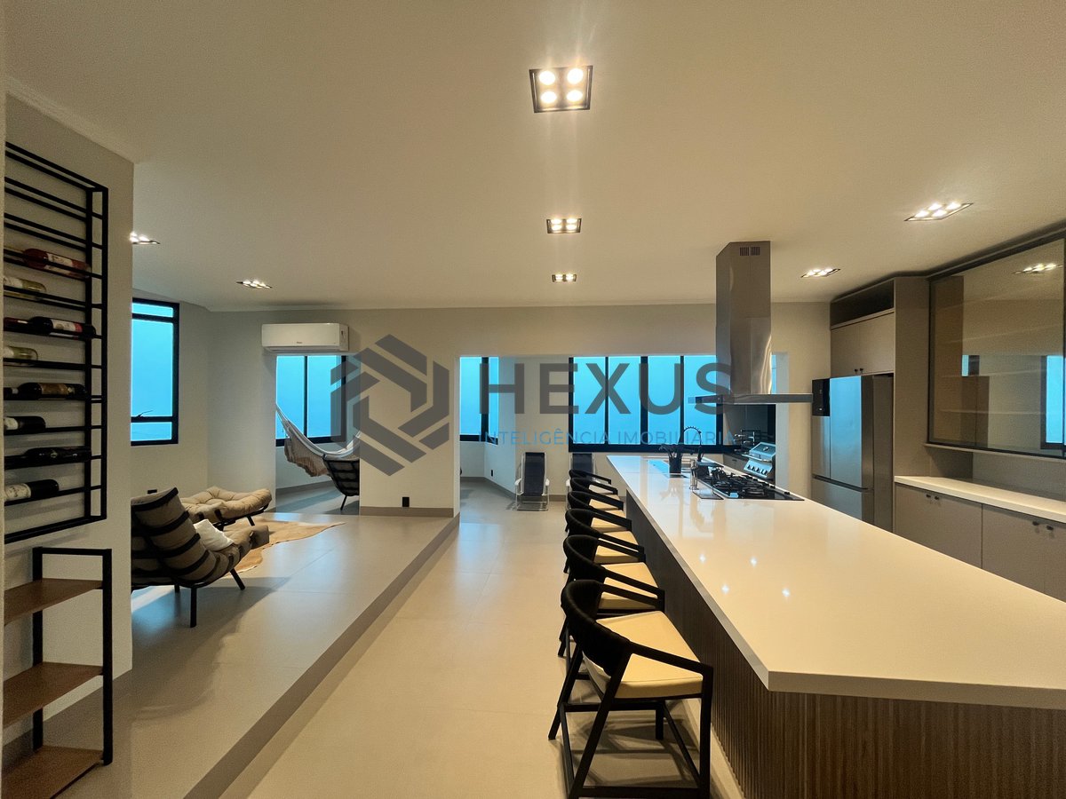 Foto 2 de Apartamento reformado frente mar com varanda gourmet e lazer completo na Praia das Pitangueiras, Guaruja