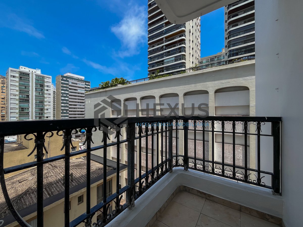 Foto 36 de Apartamento frente mar com varanda na Praia das Pitangueiras, Guaruja