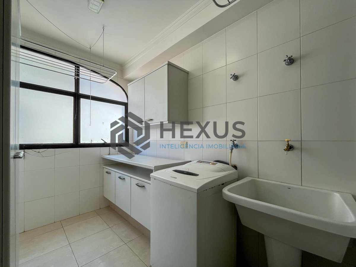 Foto 42 de Apartamento frente mar com varanda na Praia das Pitangueiras, Guaruja