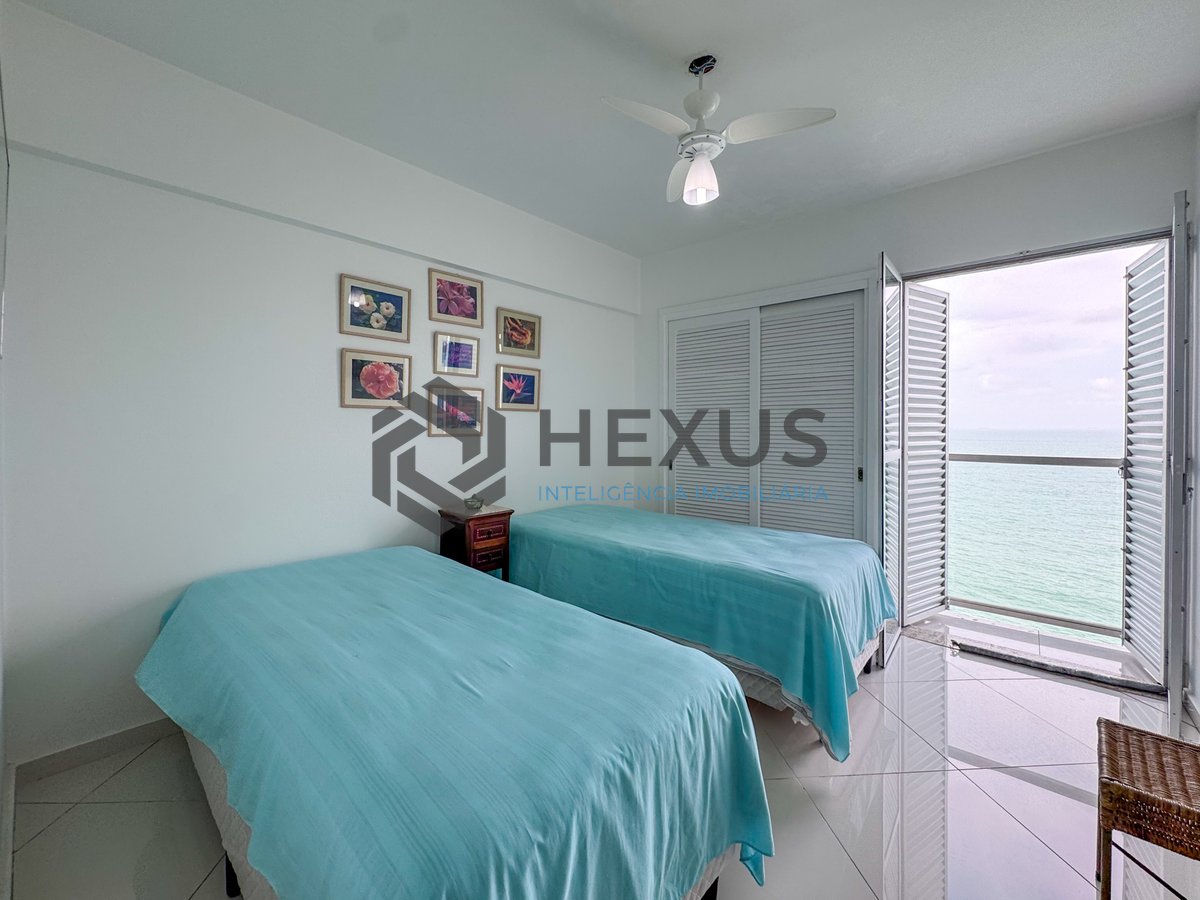 Foto 14 de Apartamento frente mar com varanda e vista mar na Praia das Pitangueiras, Guaruja