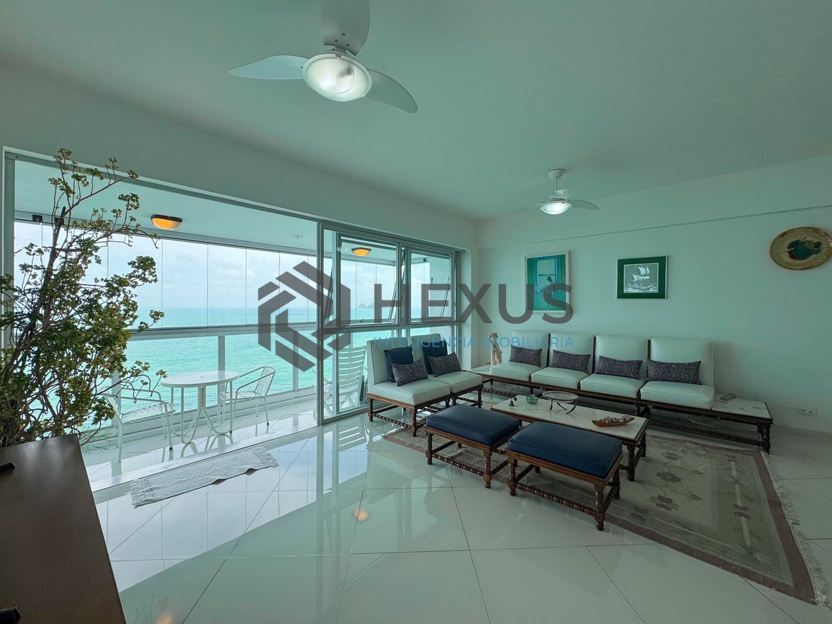 Foto 5 de Apartamento frente mar com varanda e vista mar na Praia das Pitangueiras, Guaruja