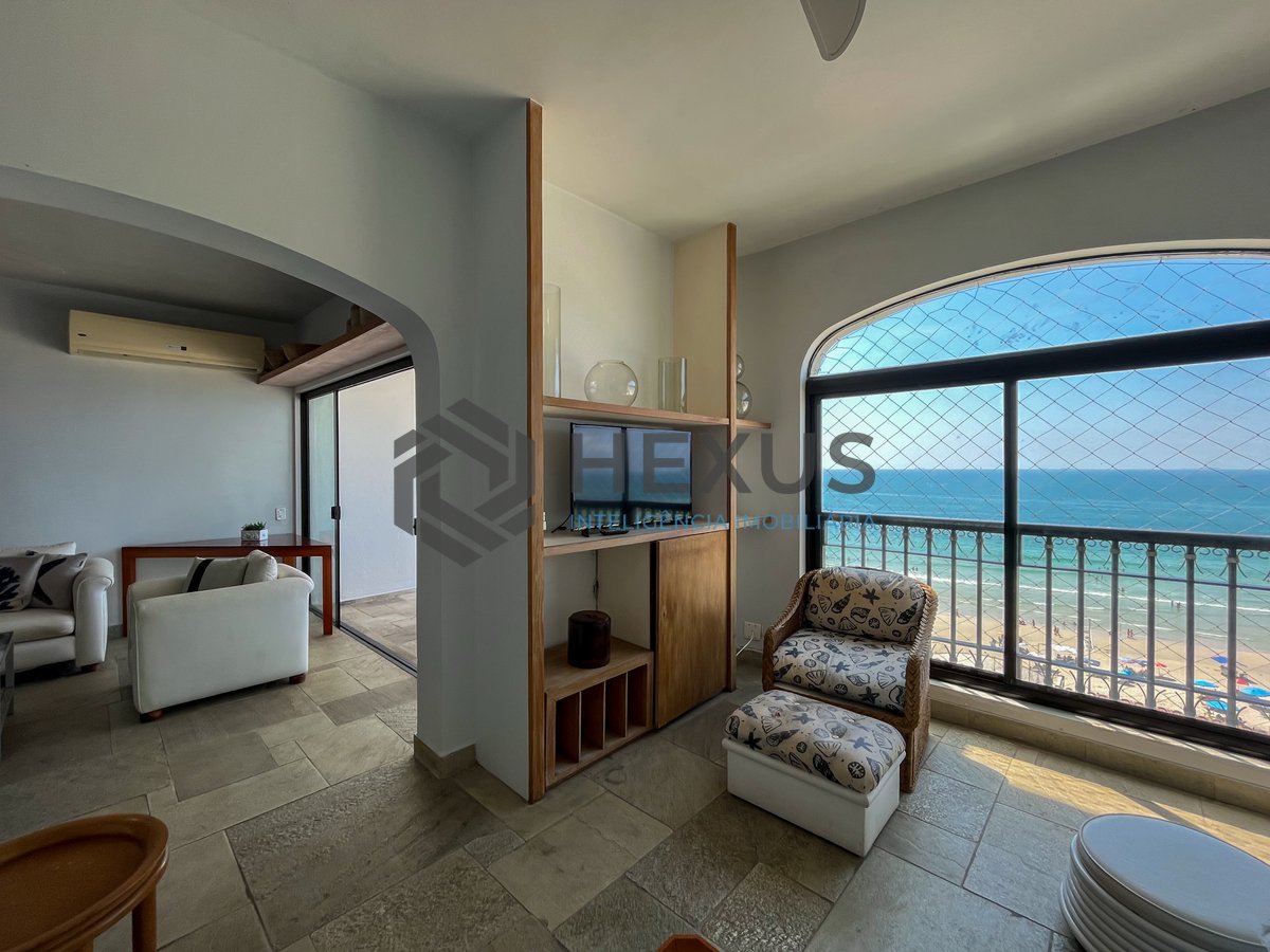 Foto 11 de Apartamento frente mar com varanda na Praia das Pitangueiras, Guaruja