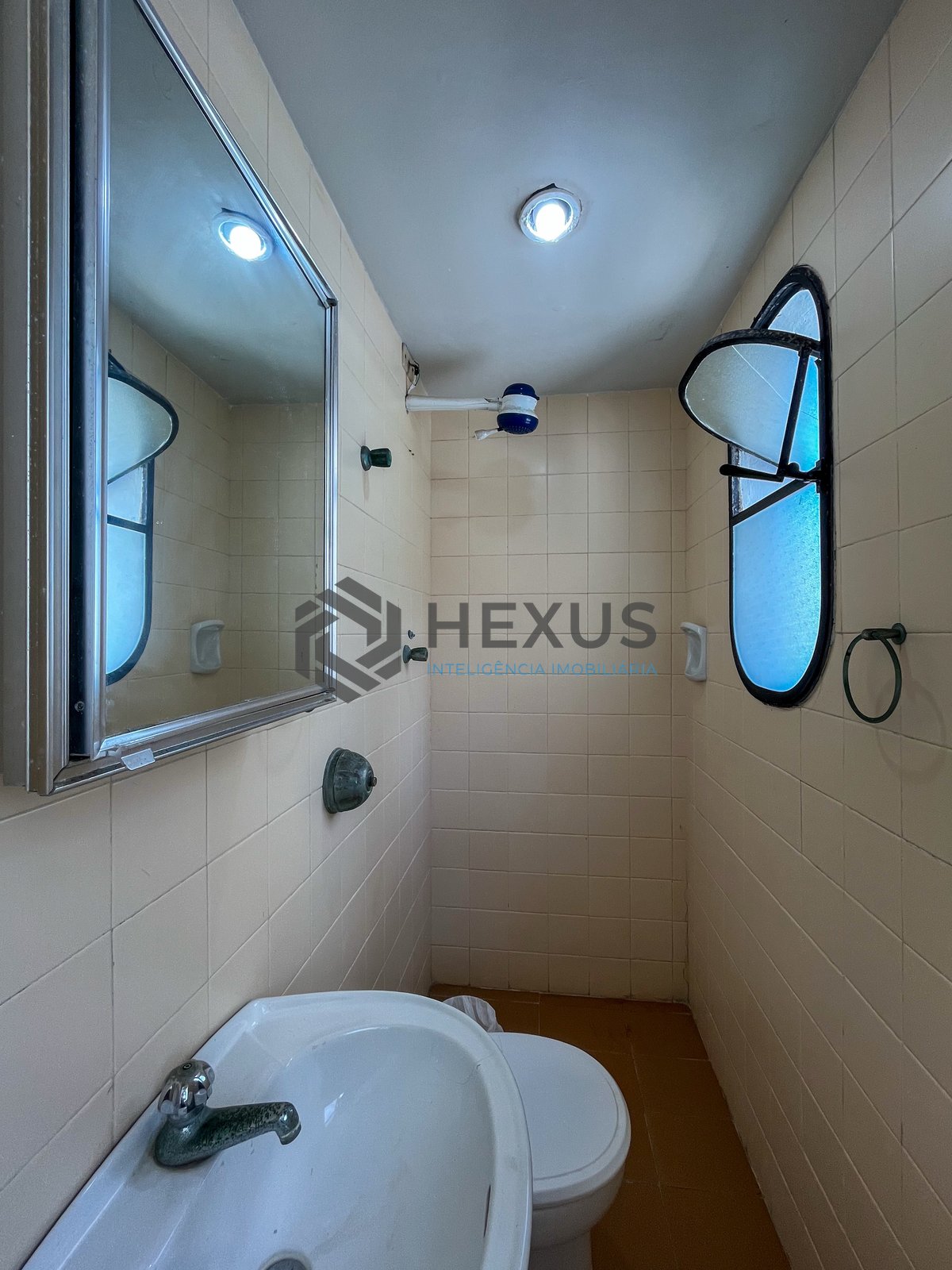 Foto 43 de Apartamento frente mar com varanda na Praia das Pitangueiras, Guaruja