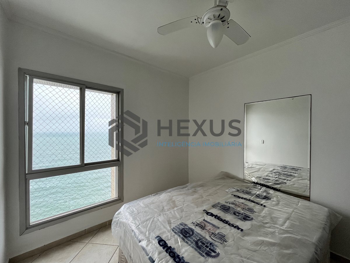 Foto 10 de Apartamento frente mar reformado com varanda na Praia das Pitangueiras, Guaruja