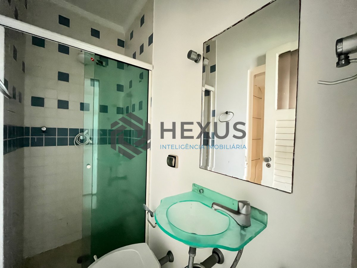 Foto 14 de Apartamento frente mar reformado com varanda na Praia das Pitangueiras, Guaruja