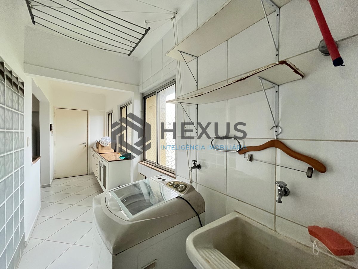 Foto 16 de Apartamento frente mar reformado com varanda na Praia das Pitangueiras, Guaruja