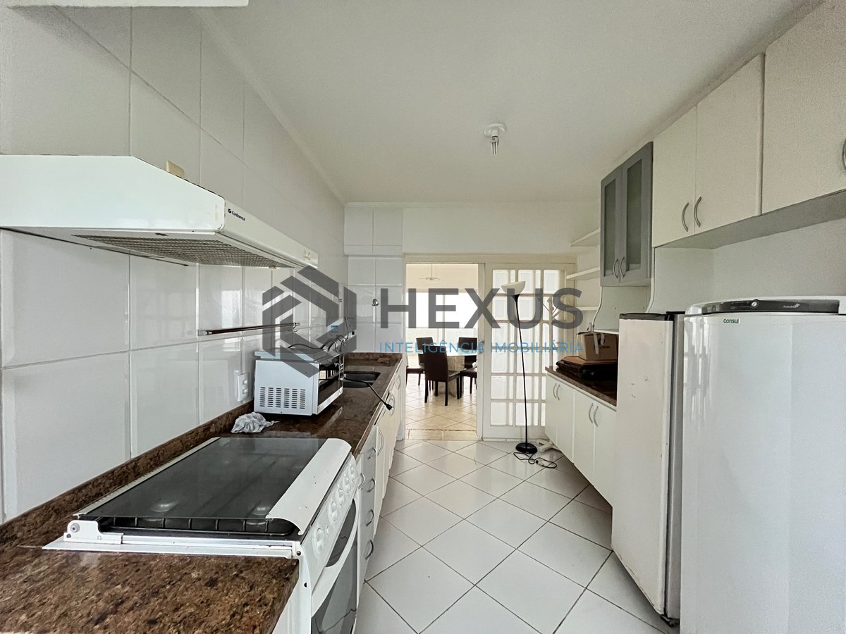 Foto 17 de Apartamento frente mar reformado com varanda na Praia das Pitangueiras, Guaruja