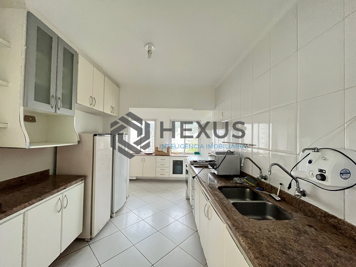 Foto 18 de Apartamento frente mar reformado com varanda na Praia das Pitangueiras, Guaruja