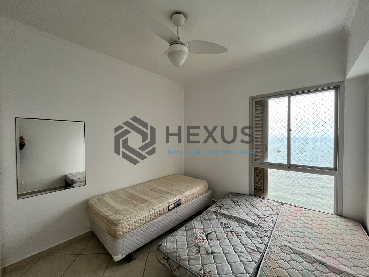 Foto 8 de Apartamento frente mar reformado com varanda na Praia das Pitangueiras, Guaruja