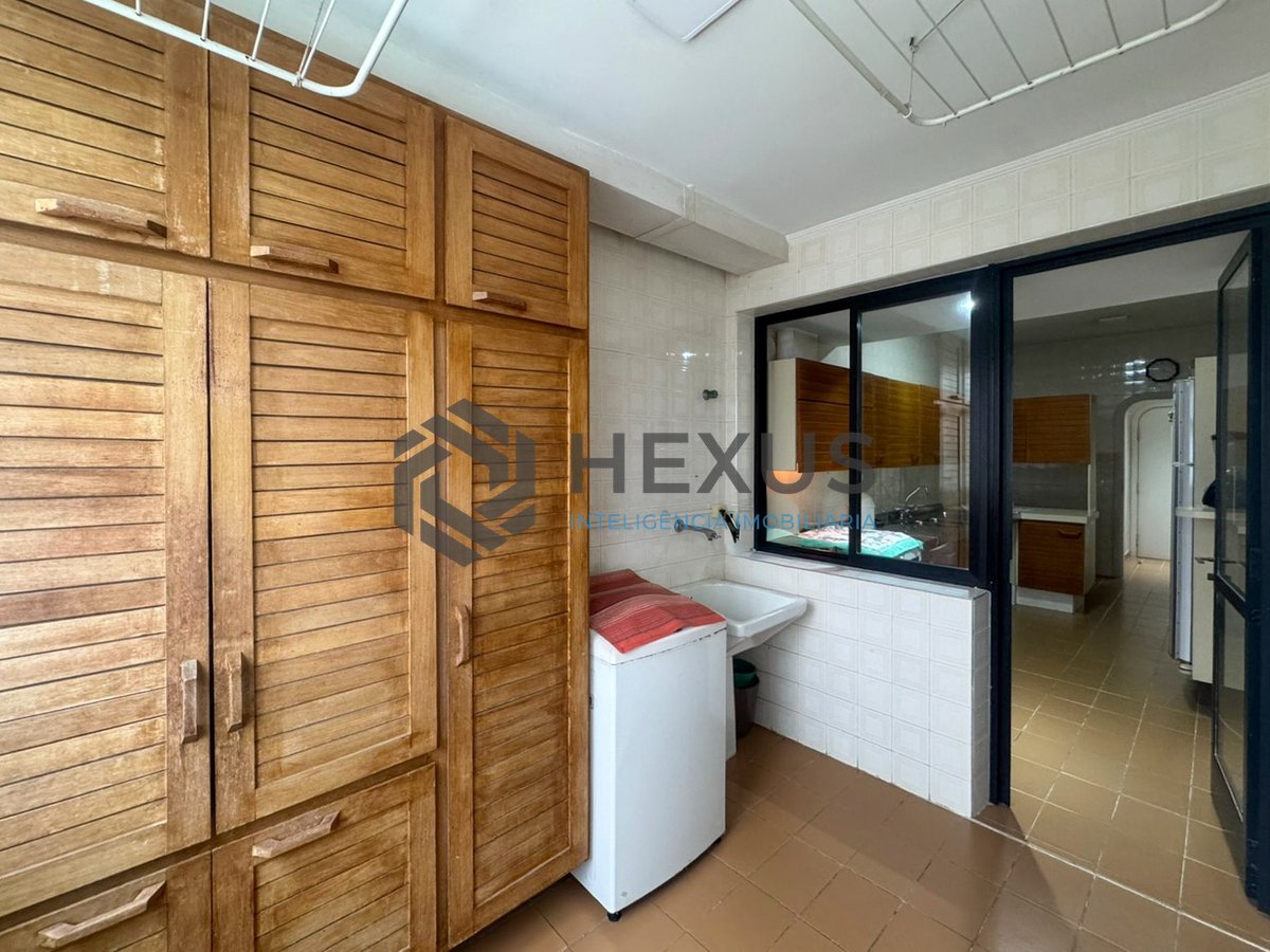 Foto 31 de Apartamento frente mar com varanda na Praia das Pitangueiras, Guaruja