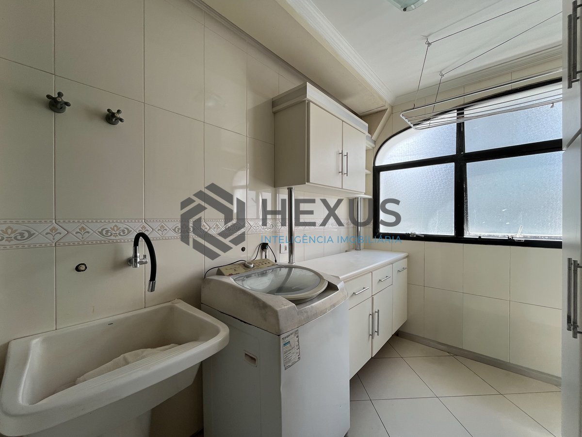 Foto 36 de Apartamento frente mar com varanda na Praia das Pitangueiras, Guaruja