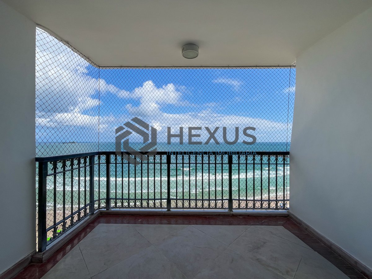 Foto 5 de Apartamento frente mar com varanda na Praia das Pitangueiras, Guaruja