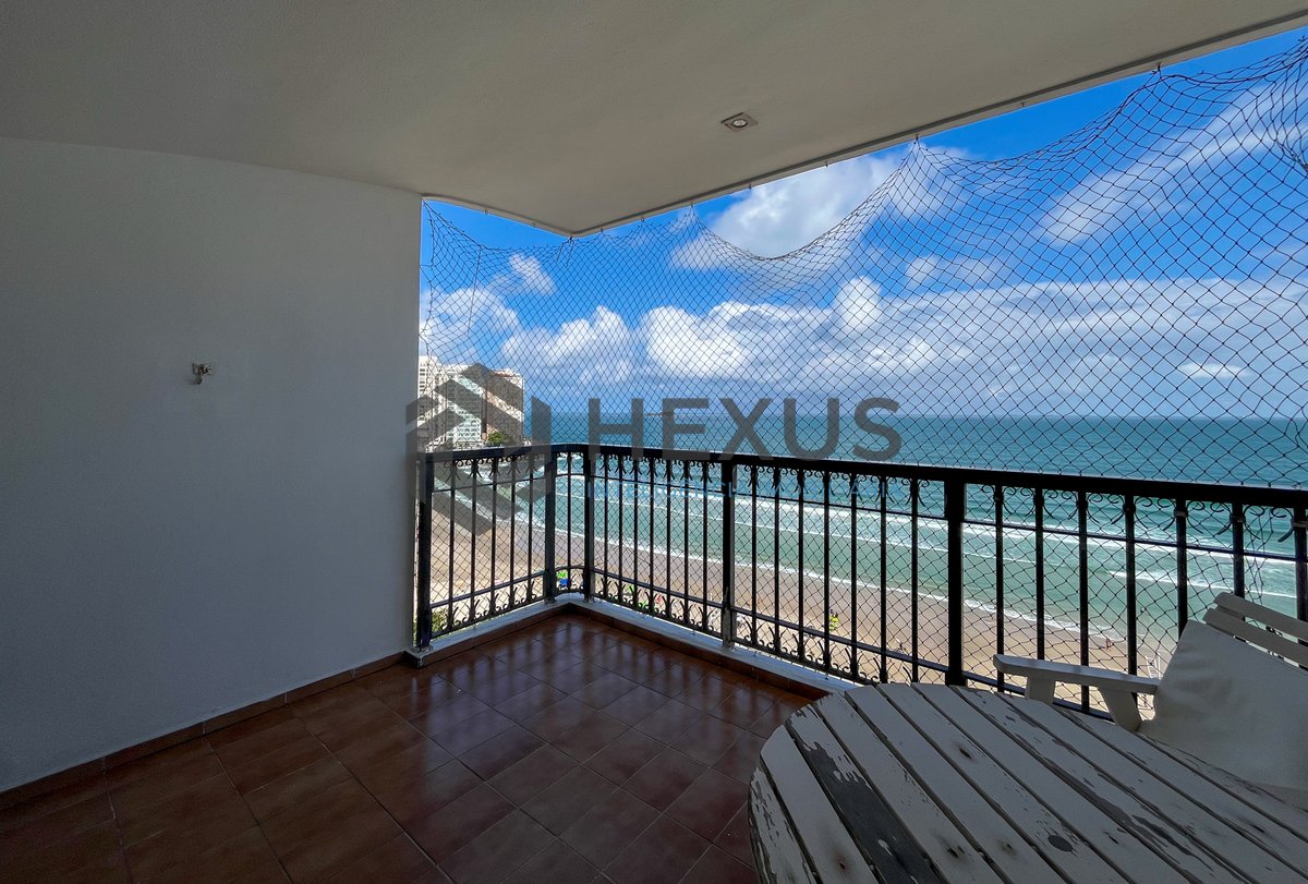 Foto 2 de Apartamento frente mar com varanda na Praia das Pitangueiras, Guaruja