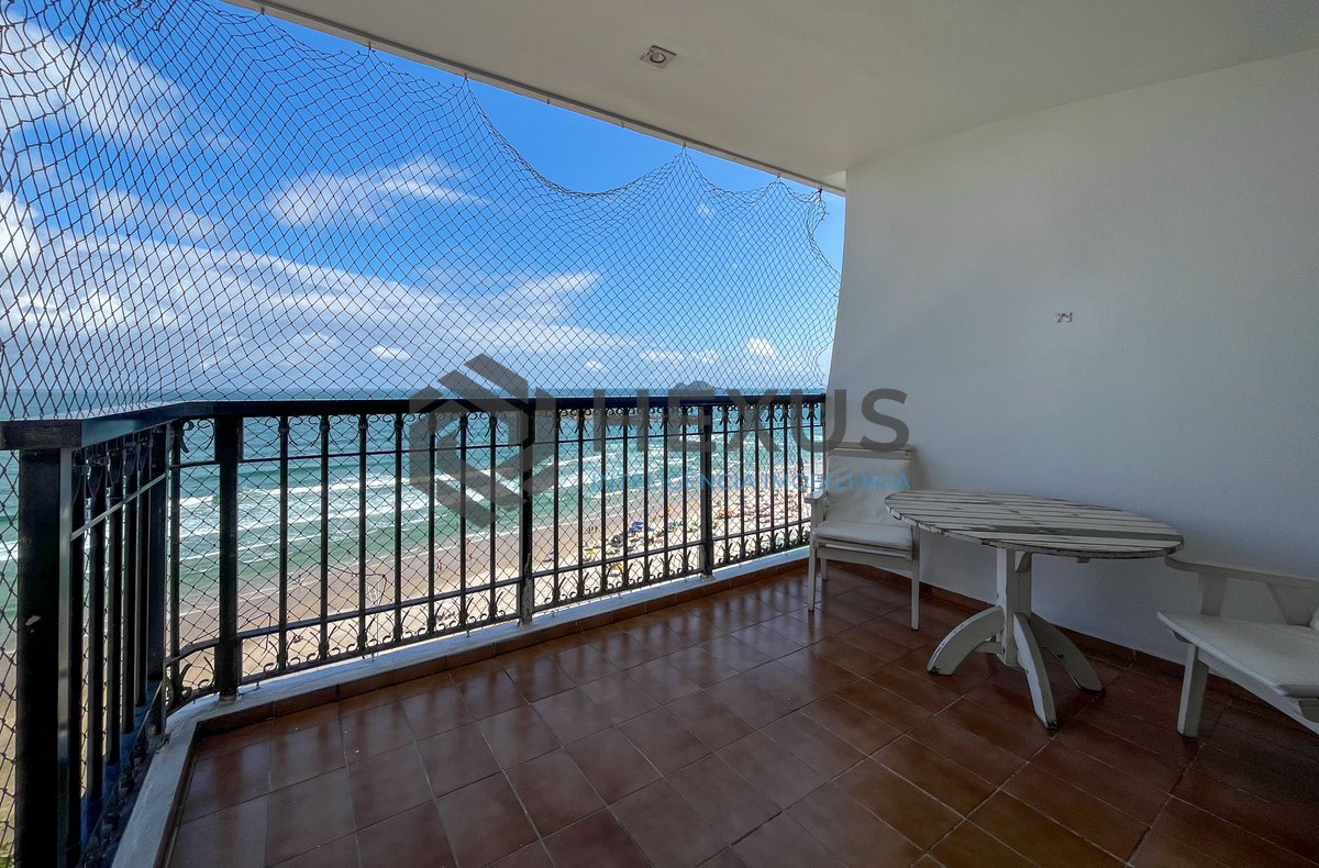 Foto 3 de Apartamento frente mar com varanda na Praia das Pitangueiras, Guaruja