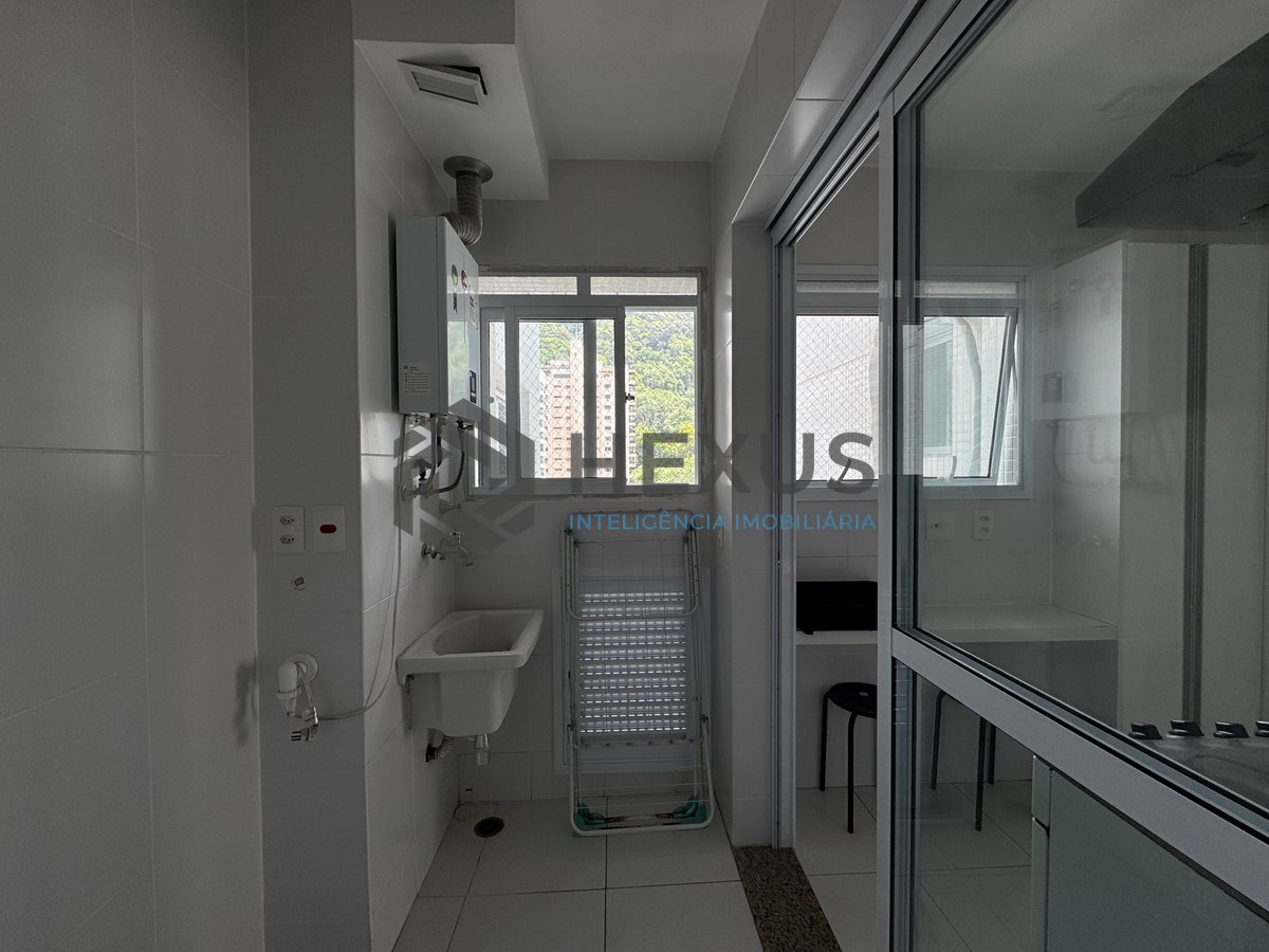 Foto 21 de Apartamento com varanda gourmet e lazer completo na Praia das Pitangueiras, Guaruja