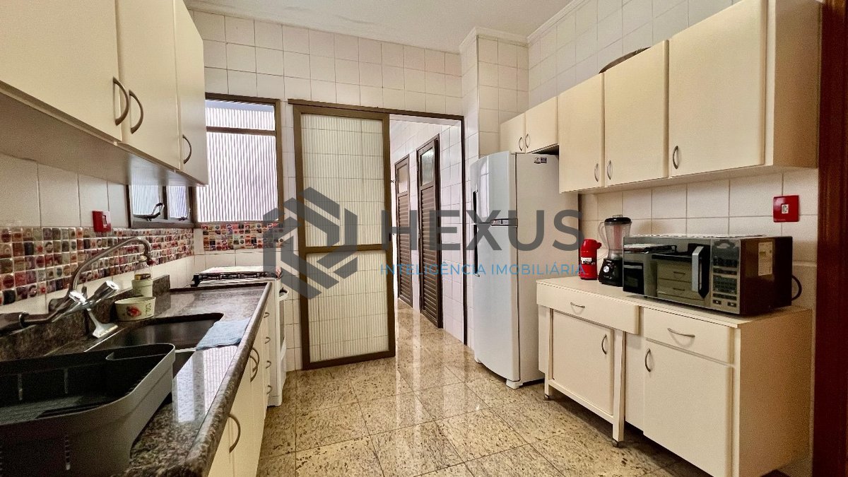 Foto 14 de Apartamento com varanda na quadra-mar da Praia das Pitangueiras, Guaruja