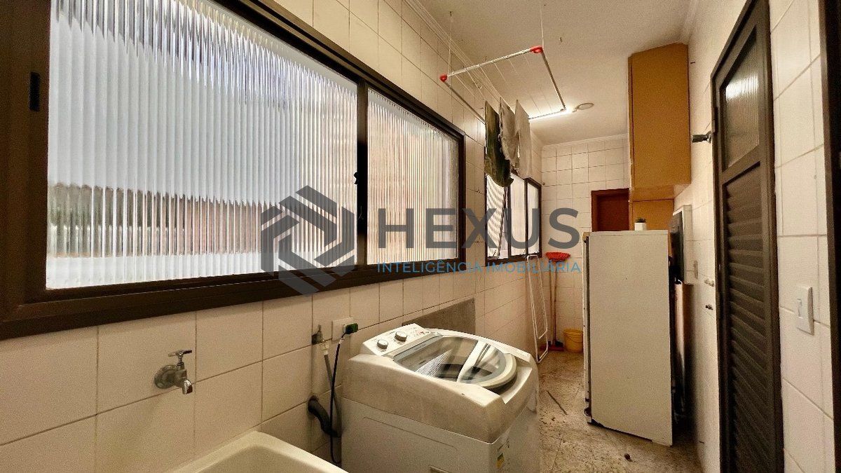 Foto 17 de Apartamento com varanda na quadra-mar da Praia das Pitangueiras, Guaruja
