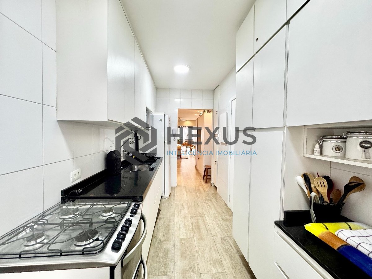Foto 12 de Apartamento reformado com varanda, lazer e vista mar na beira mar da Praia das Pitangueiras, Guaruja